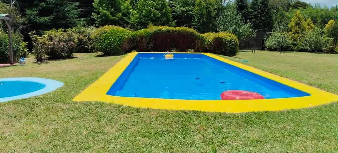 Piscina exterior y áreas verdes de Quincho Cabo Blanco en Valdivia