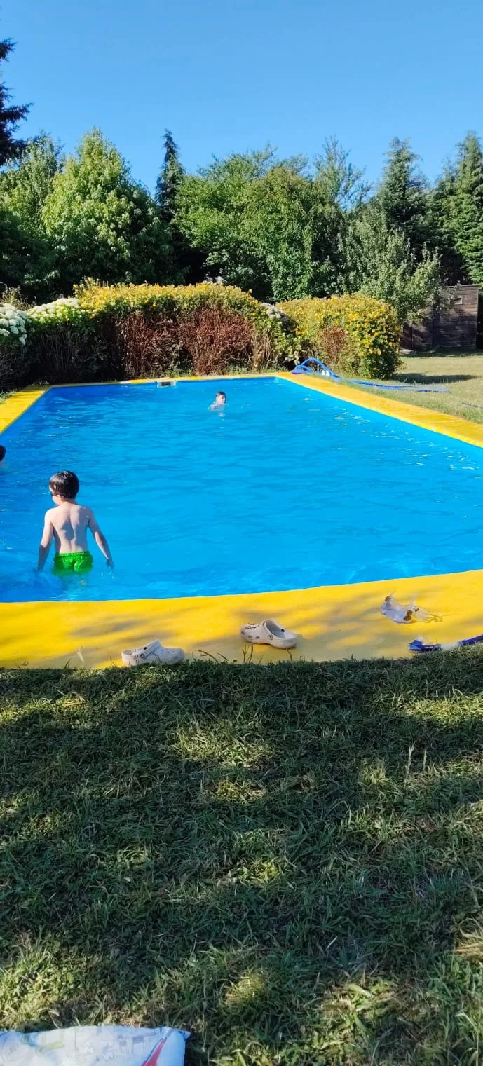 Piscina y áreas verdes durante una jornada en Cabo Blanco